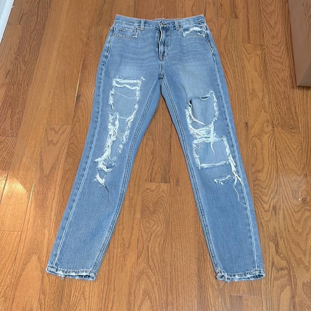 AMERICAN EAGLE mom jeans DISTRESSED  CURVY HIGH RISE IN SIZE 0